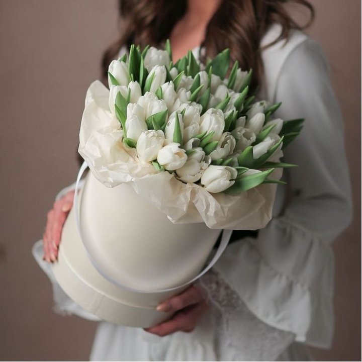 Тюльпаны в цилиндре SNOW в Красной Поляне