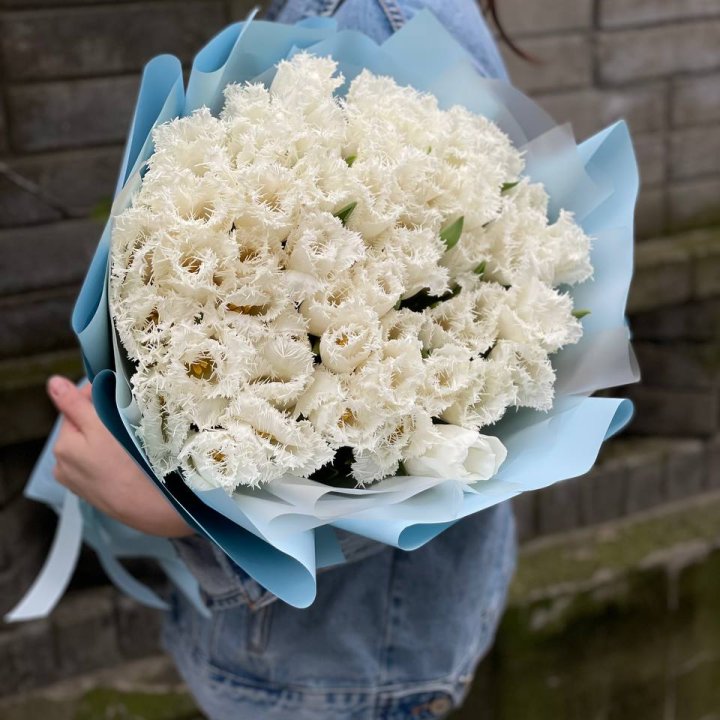 Букет белых махровых тюльпанов в Красной Поляне